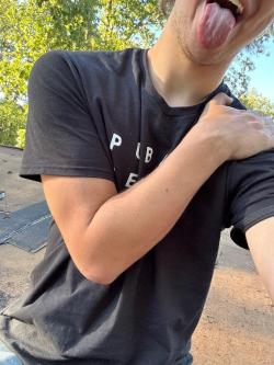 Young stud looking for older women or women my age!, Fenton – 25