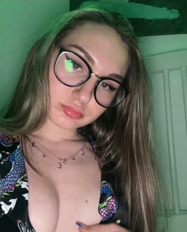 Sweet sexy girl horny tight pussy incall/outcall and car call available 24/7 call me +13055218452